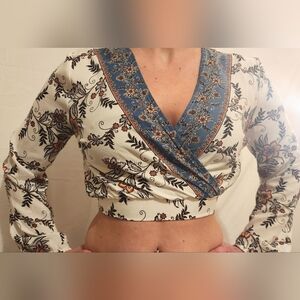 Elegant Floral V-Neck Crop Top - Blue and Cream